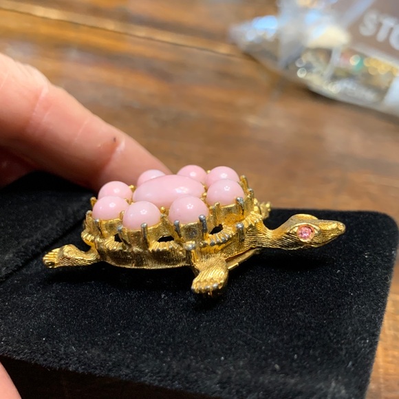 60’s MID CENTURY GOLDEN TURTLE TORTOISE BROOCH WITH MARBLED PINK CABOCHONS - Picture 4 of 9